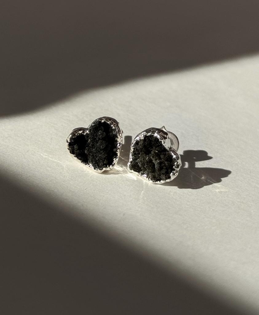 Серьги с агатом в форме сердца в обрамлении серебра