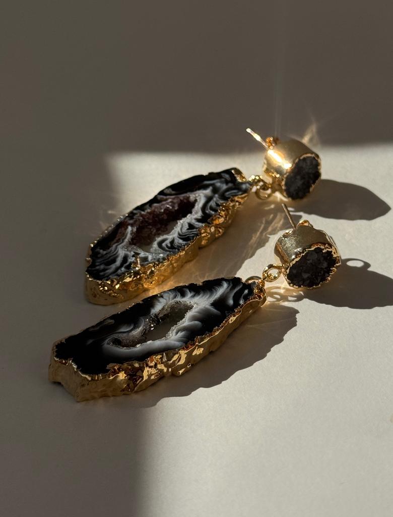Серьги со срезом агата в обрамлении золота 24к