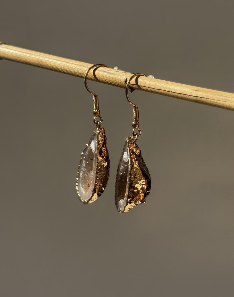 Серьги с жеодой агата в обрамлении золота 24к