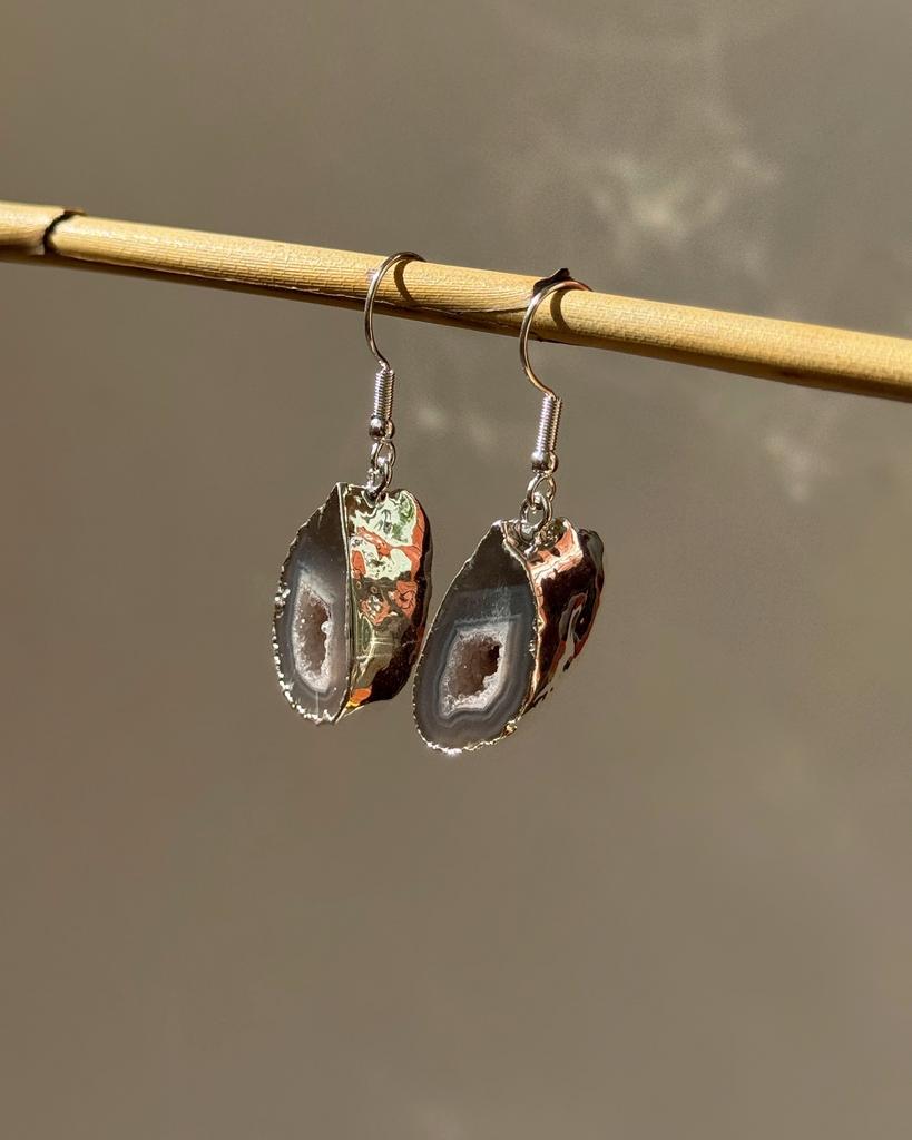 Серьги с жеодой агата в обрамлении серебра