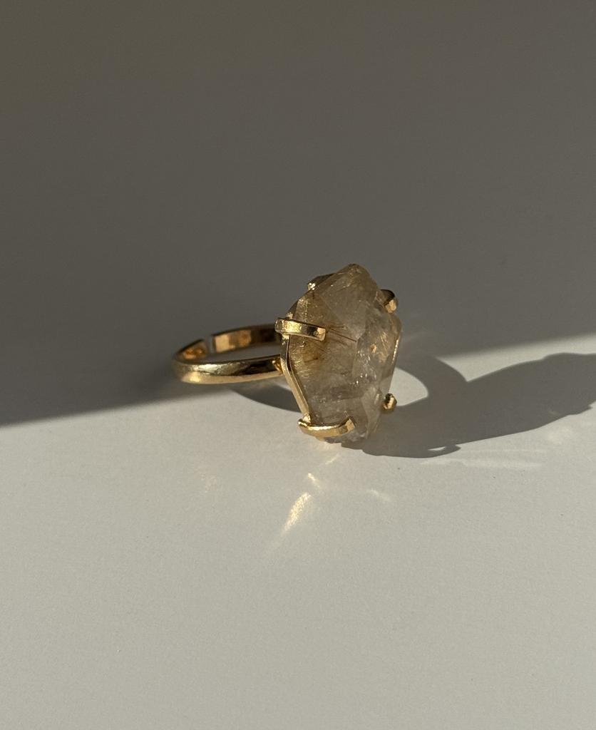 Кольцо с шлифованным рутиловым кварцем