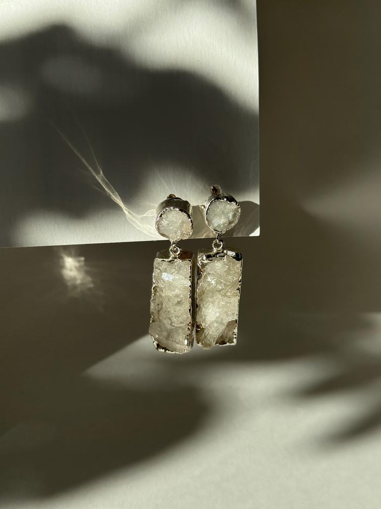 Асимметричные серьги с горным хрусталем в обрамлении серебра