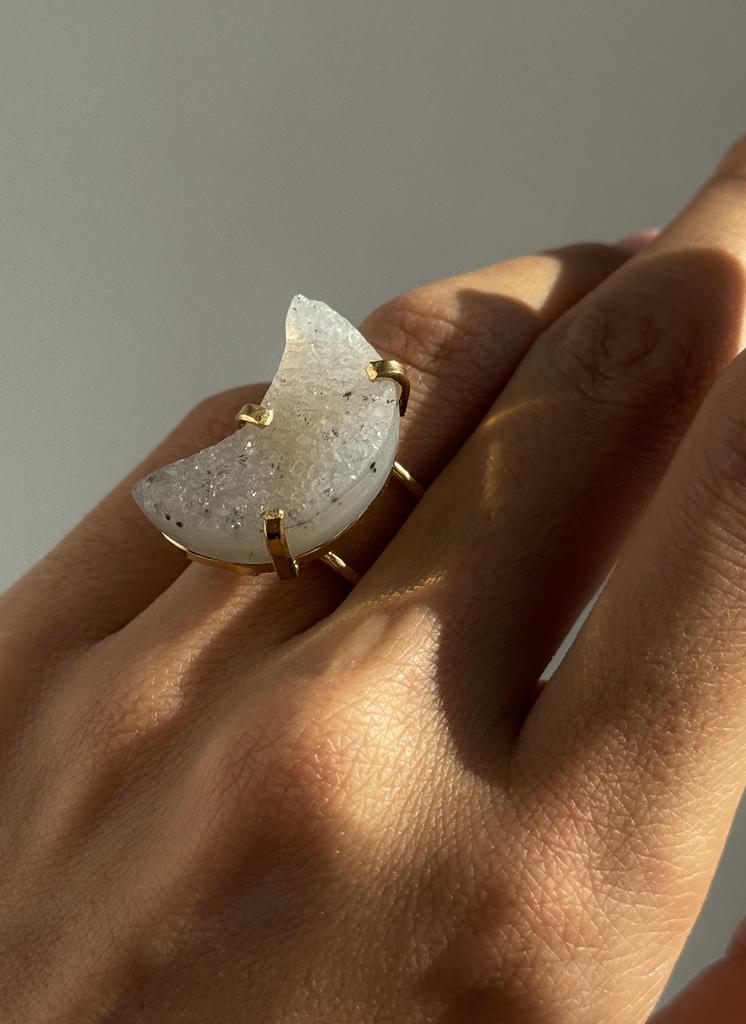 Кольцо с агатом в форме луны