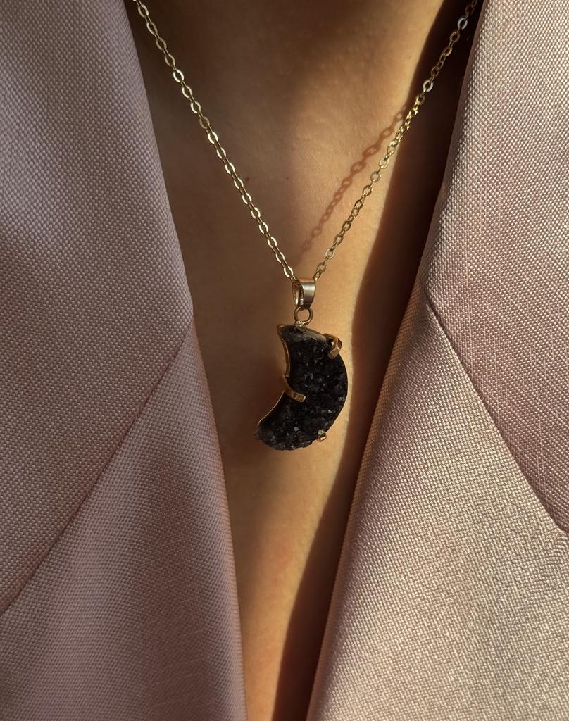 Подвеска с черным агатом в форме луны