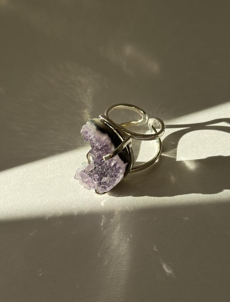 Кольцо с аметистом в форме луны