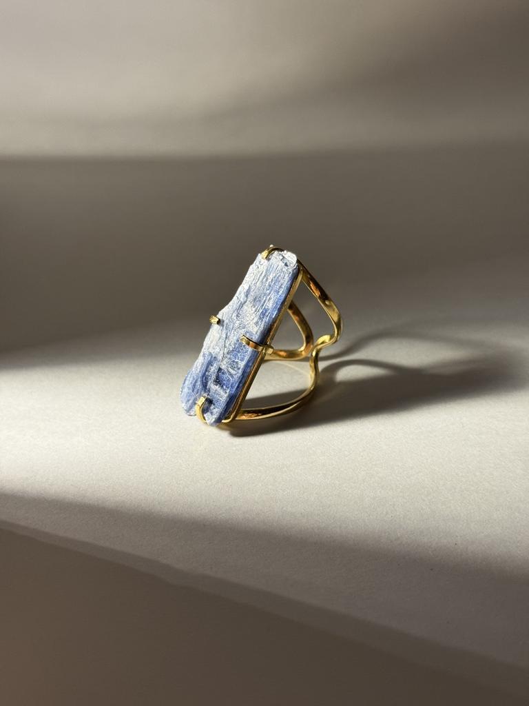Кольцо с кианитом