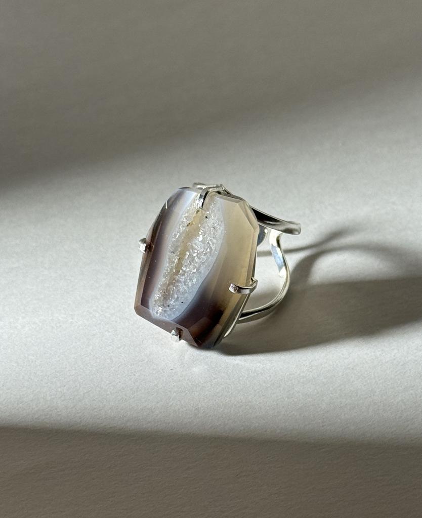 Кольцо с шлифованной жеодой агата