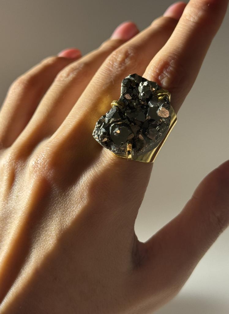 Кольцо кафф с пиритом в форме луны