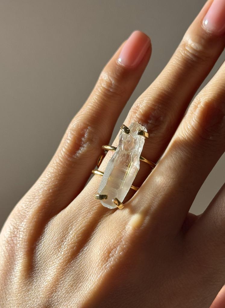 Кольцо с кристаллом горного хрусталя