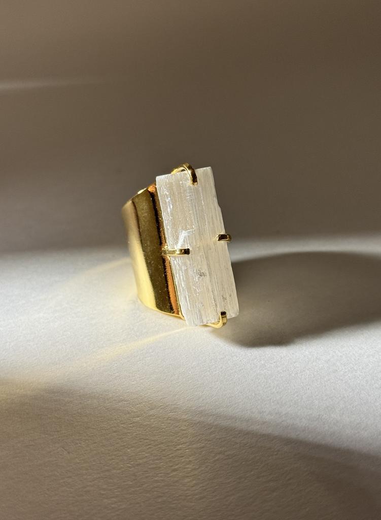 Кольцо кафф с селенитом