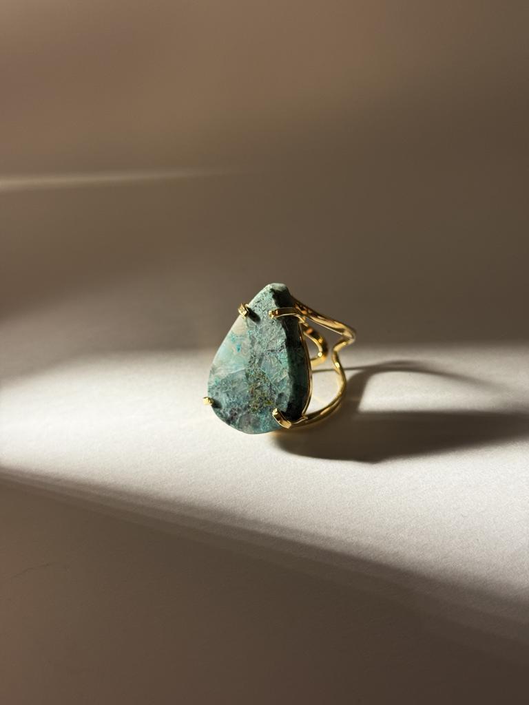 Кольцо с крупной хризоколлой в форме капли