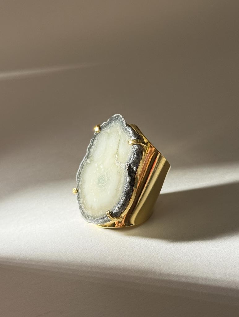 Кольцо кафф со сталактитом зеленого аметиста