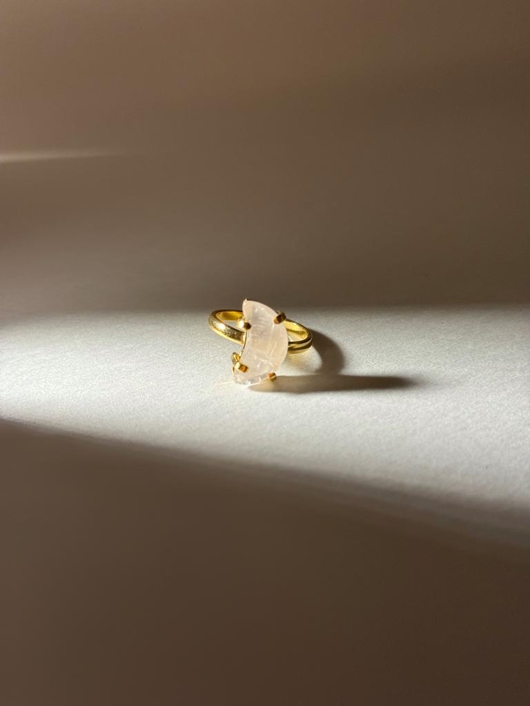 Кольцо с розовым кварцем в форме луны