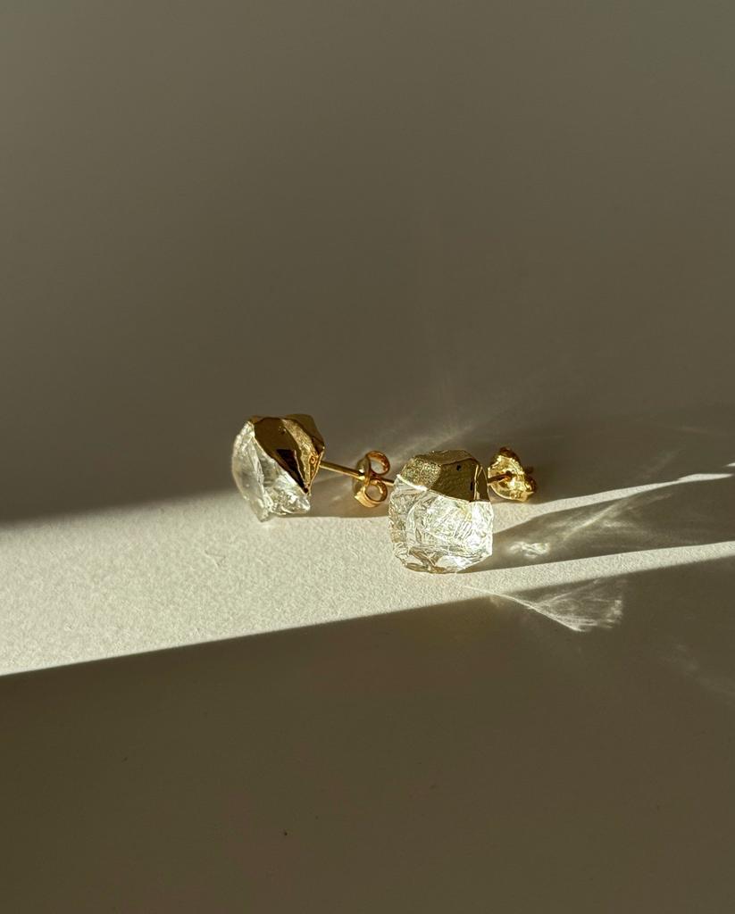 Асимметричные пусеты с аквамарином в обрамлении золота 24к