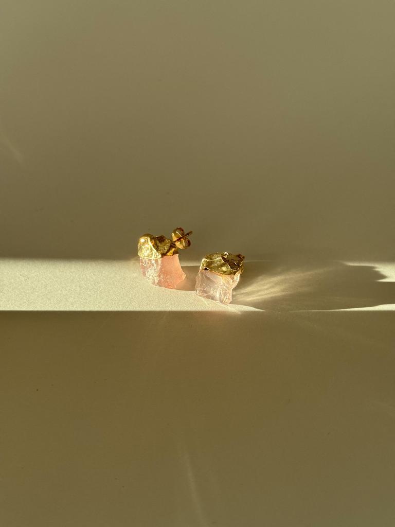 Асимметричные пусеты с розовым кварцем в обрамлении золота 24к