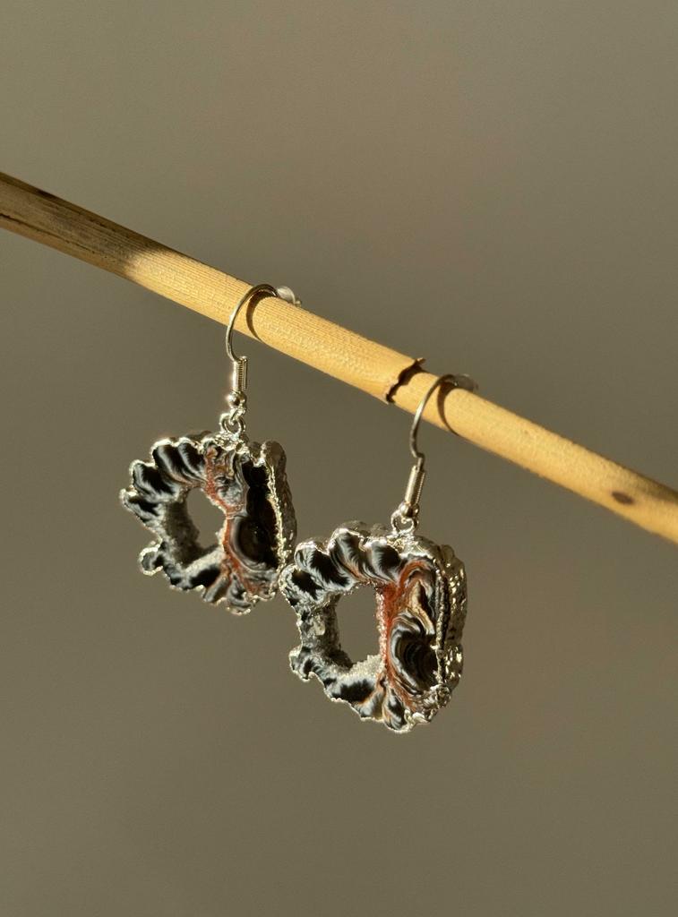 Серьги со срезом агата в обрамлении серебра