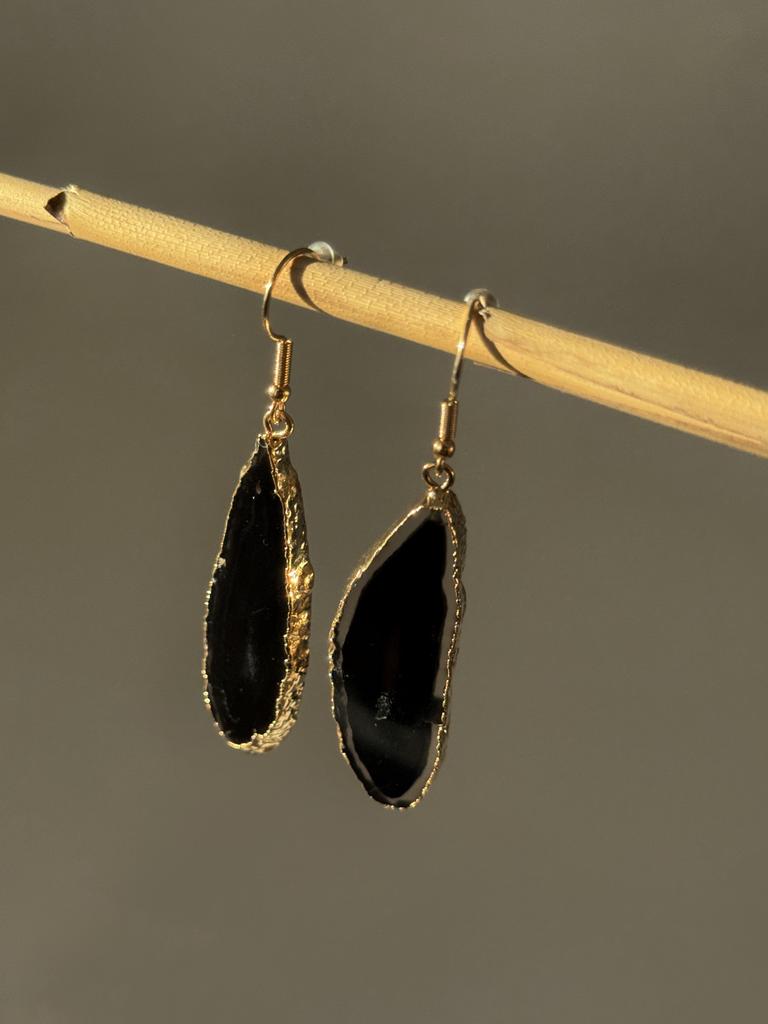 Серьги со срезом агата в обрамлении золота 24к