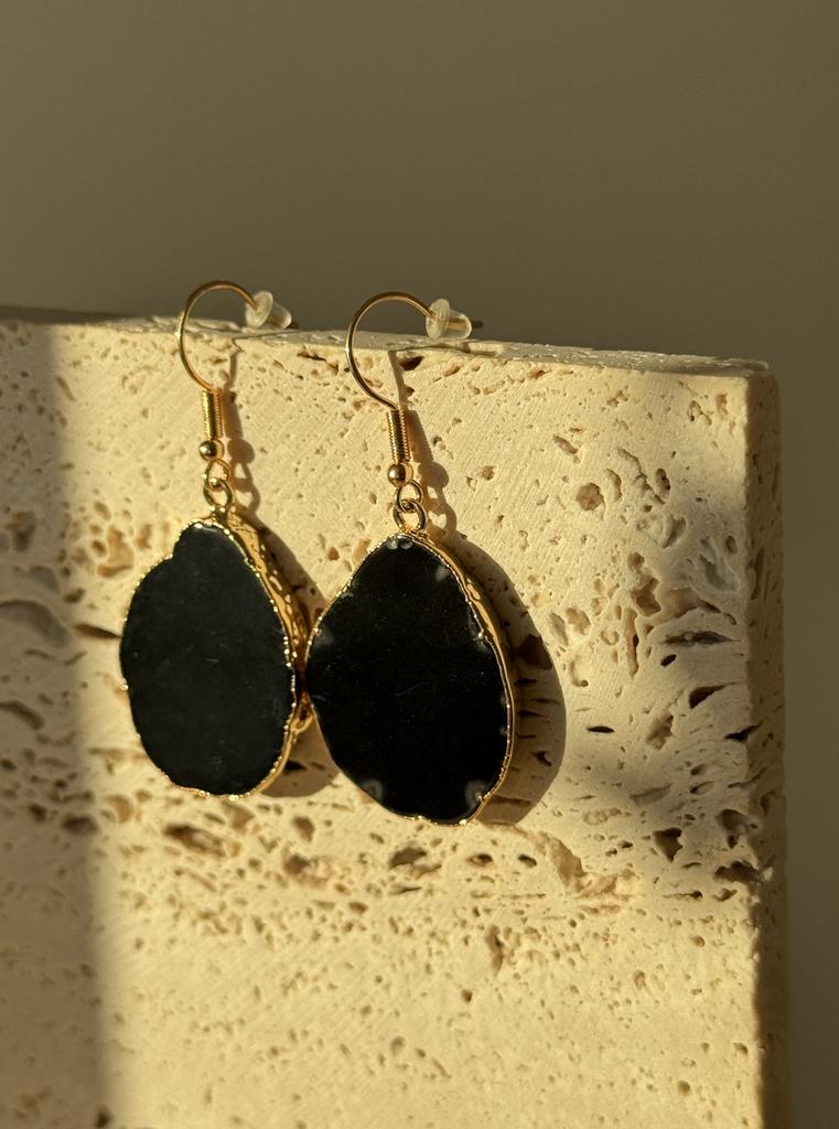 Серьги со срезом агата в обрамлении золота 24к