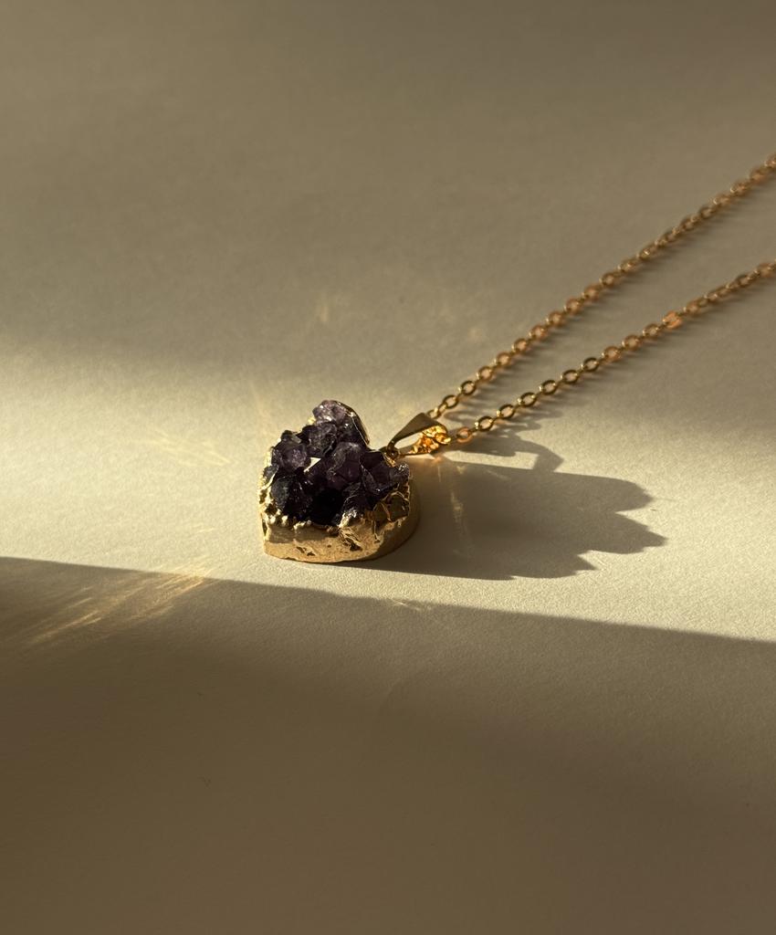 Подвеска с аметистом в форме сердца в обрамлении золота 24к