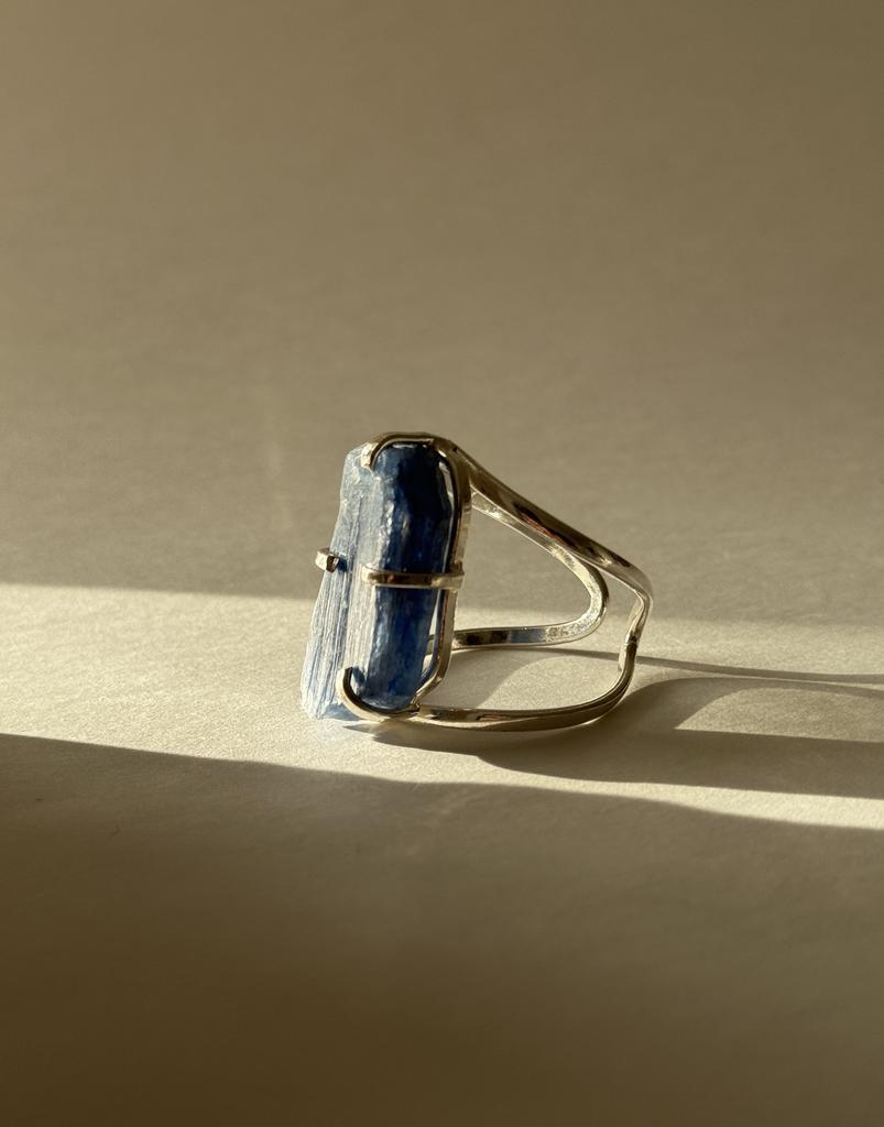 Кольцо с кианитом