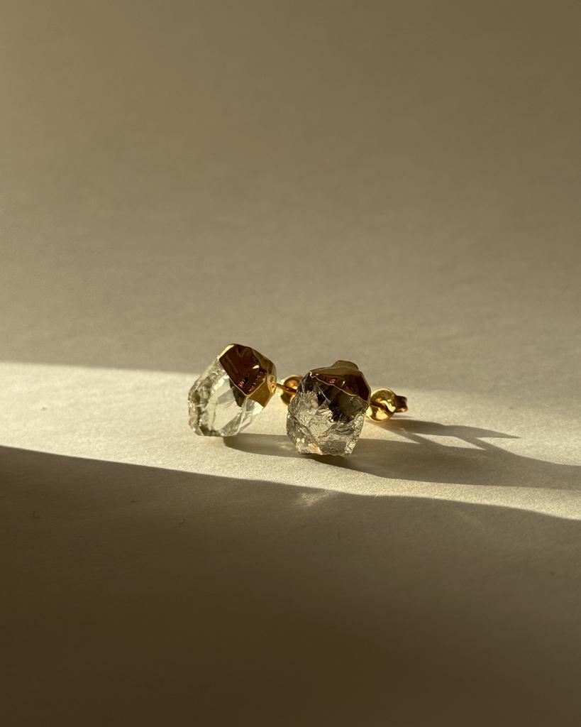 Асимметричные пусеты с аквамарином в обрамлении золота 24к