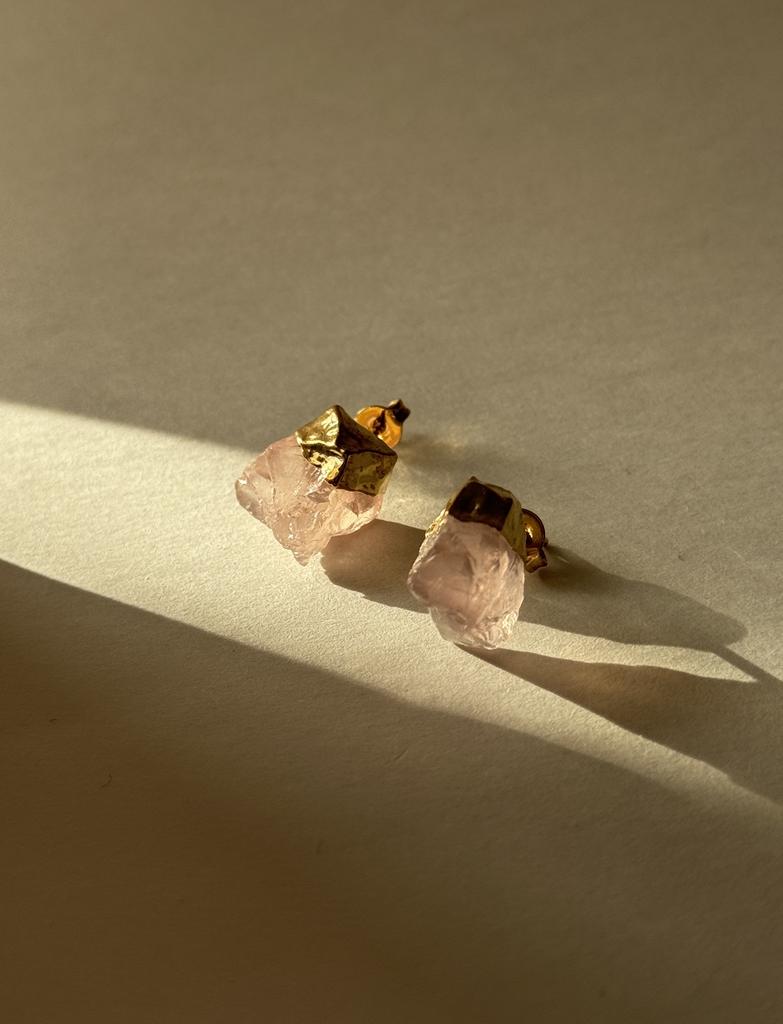 Асимметричные пусеты с розовым кварцем в обрамлении золота 24к