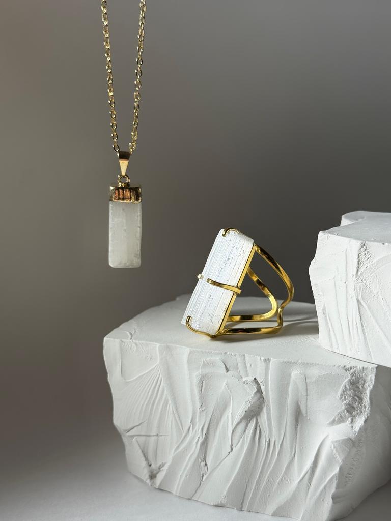 Комплект кольцо и подвеска с селенитом «Связь с собой и своей судьбой»