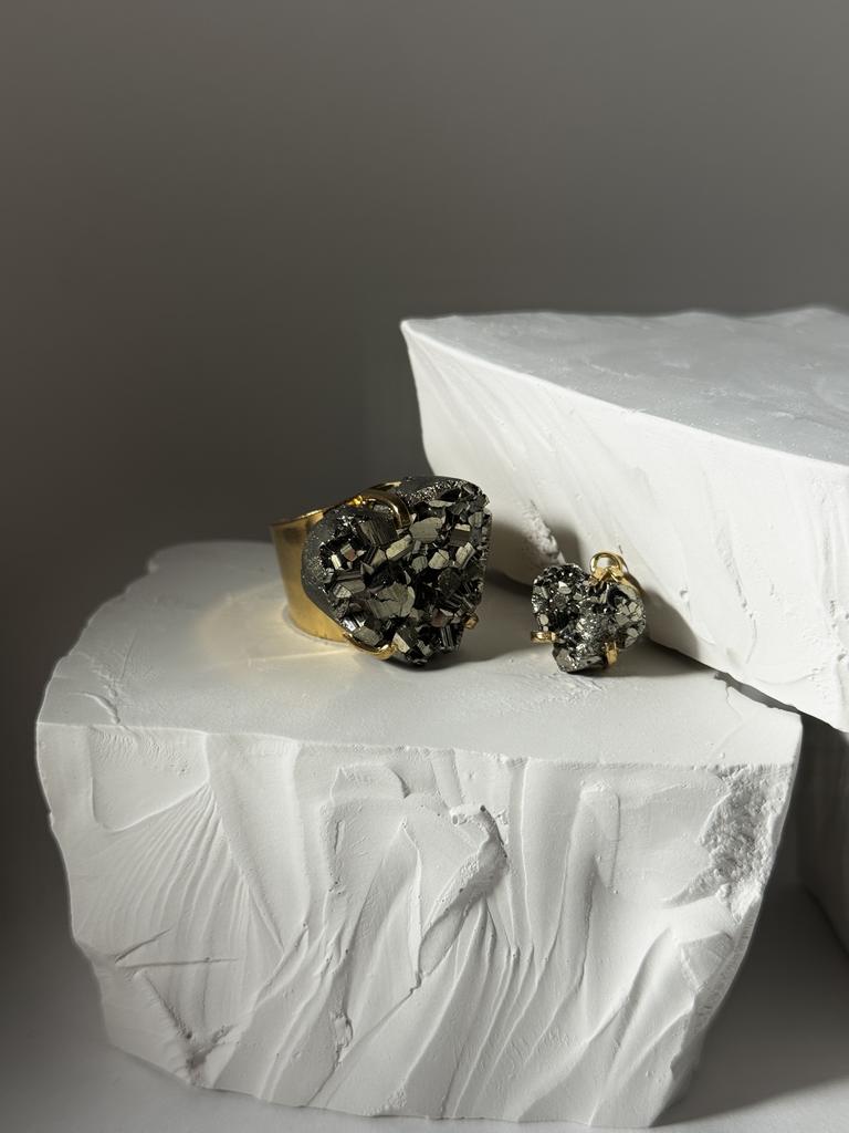 Комплект кольцо кафф и подвеска с пиритом  «Роскошь в одном прикосновении»