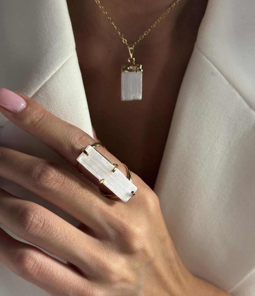 Комплект кольцо и подвеска с селенитом «Связь с собой и своей судьбой»