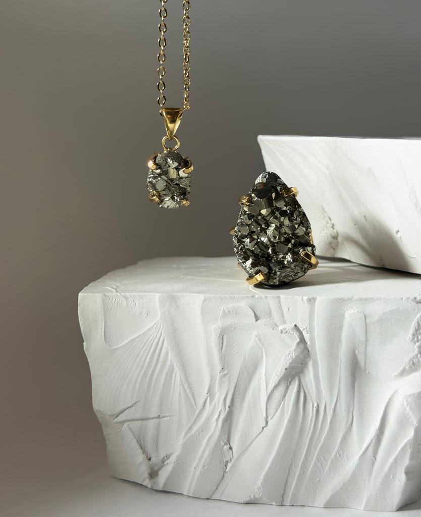Комплект кольцо и подвеска с пиритом  «Роскошь в одном прикосновении»