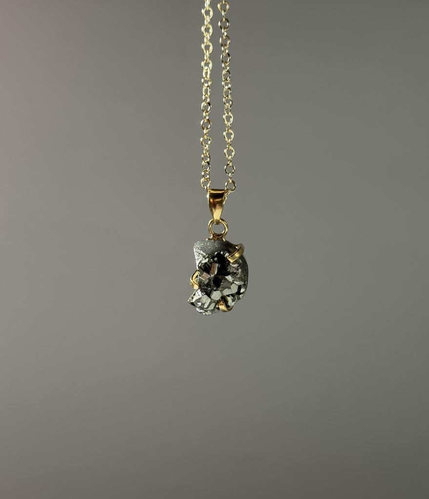 Подвеска с пиритом в форме луны