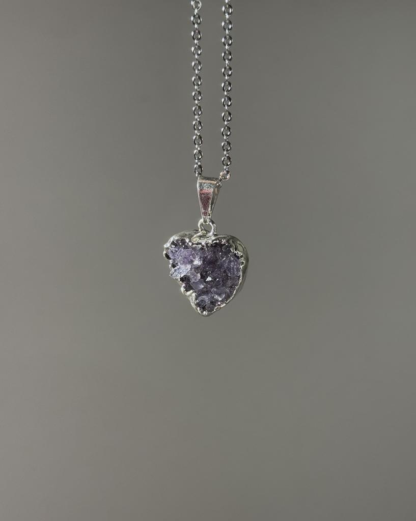 Подвеска с аметистом в форме сердца в обрамлении серебра