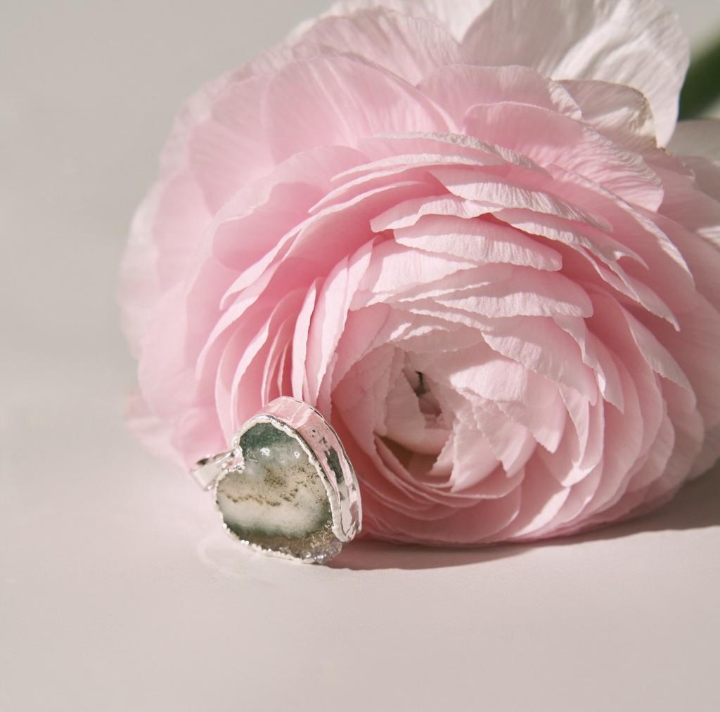 Подвеска со сталактитом зеленого  аметиста в форме сердца в обрамлении серебра