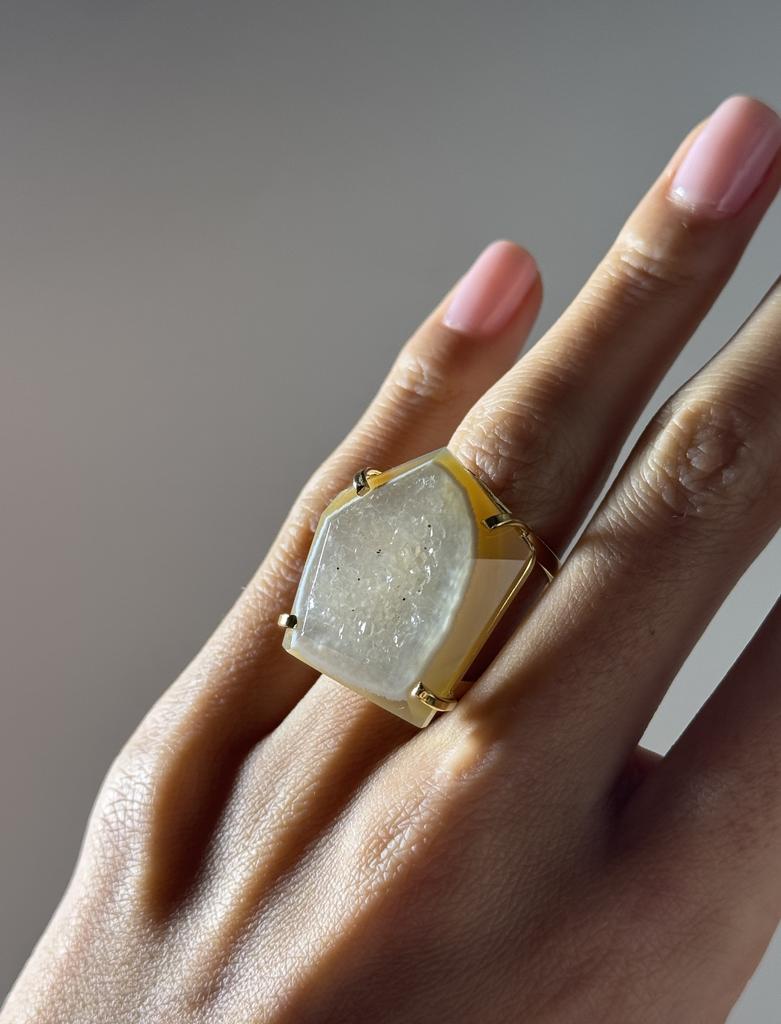 Кольцо с шлифованной жеодой агата