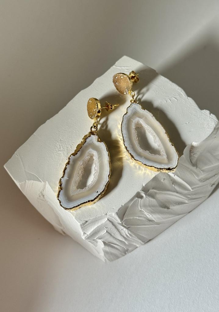 Серьги со срезом агата в обрамлении золота 24к