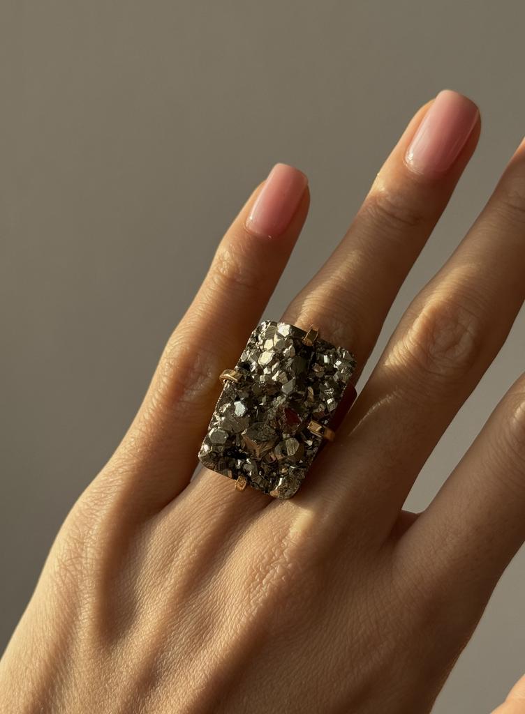Кольцо кафф с пиритом