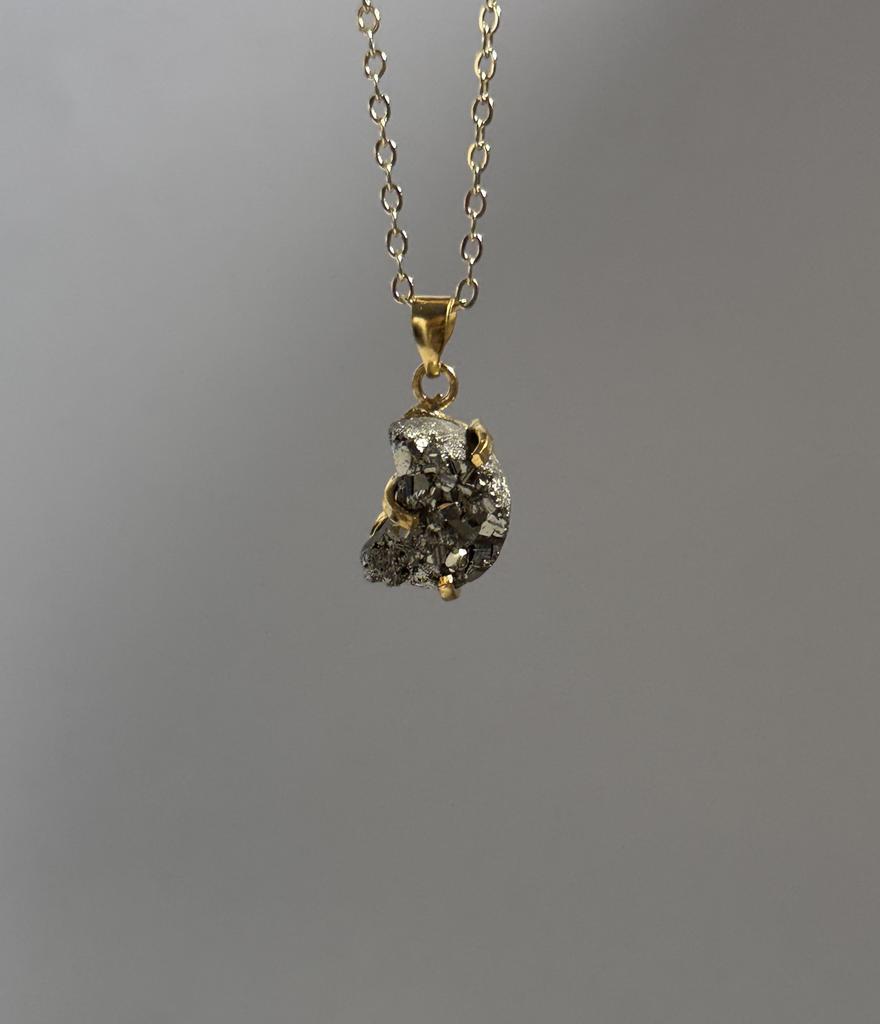 Подвеска с пиритом в форме луны