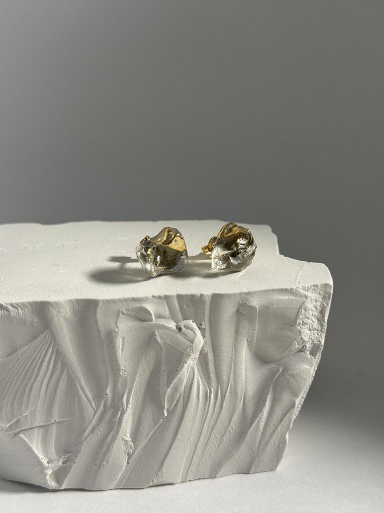 Асимметричные пусеты с аквамарином в обрамлении золота 24к