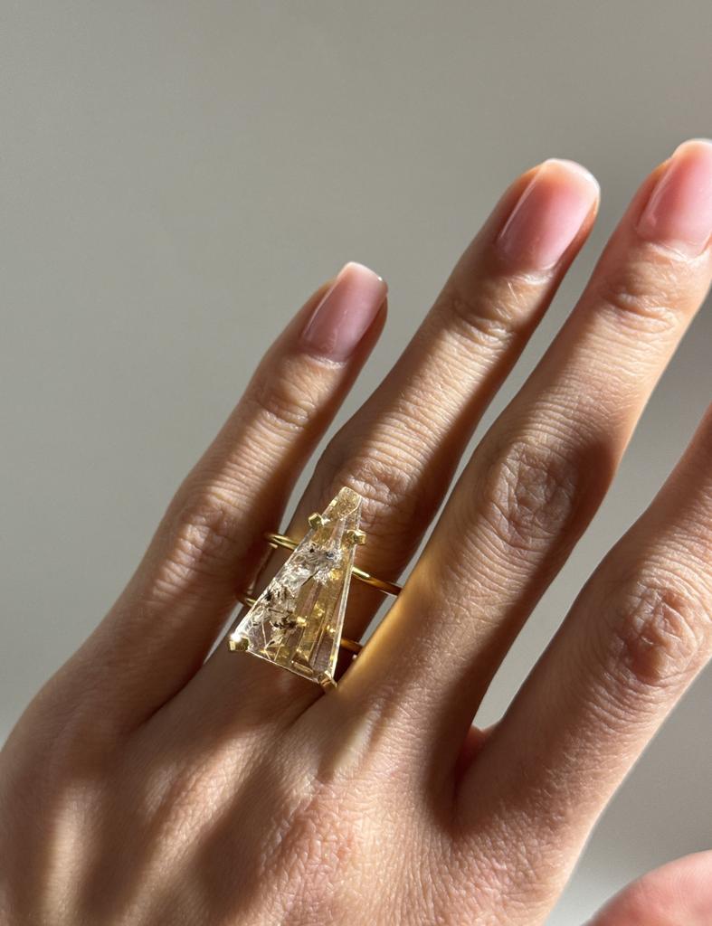 Кольцо с шлифованным фантомным кварцем