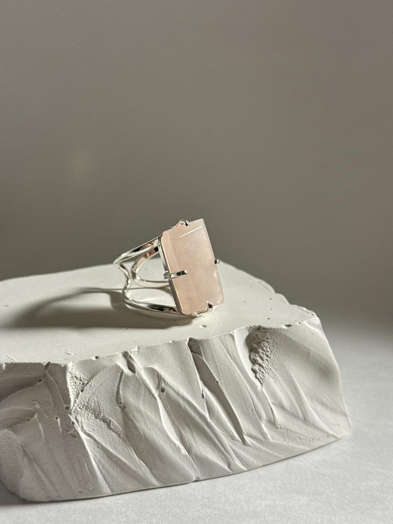 Кольцо с шлифованным розовым кварцем