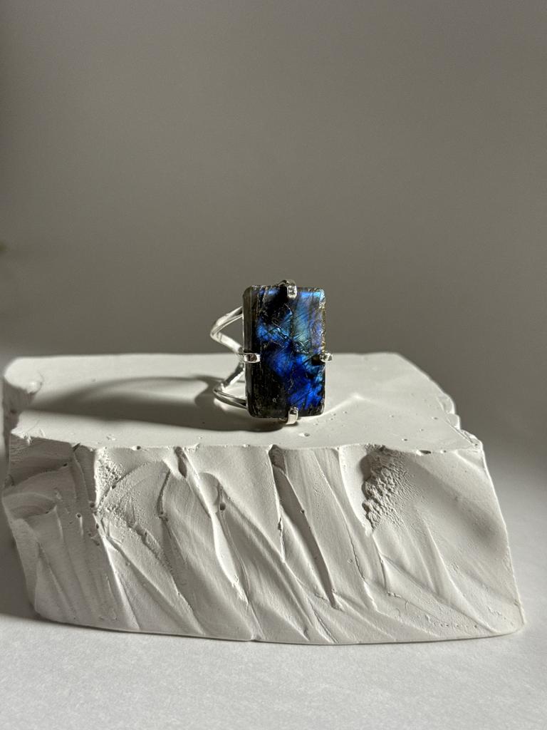 Кольцо с лабрадоритом