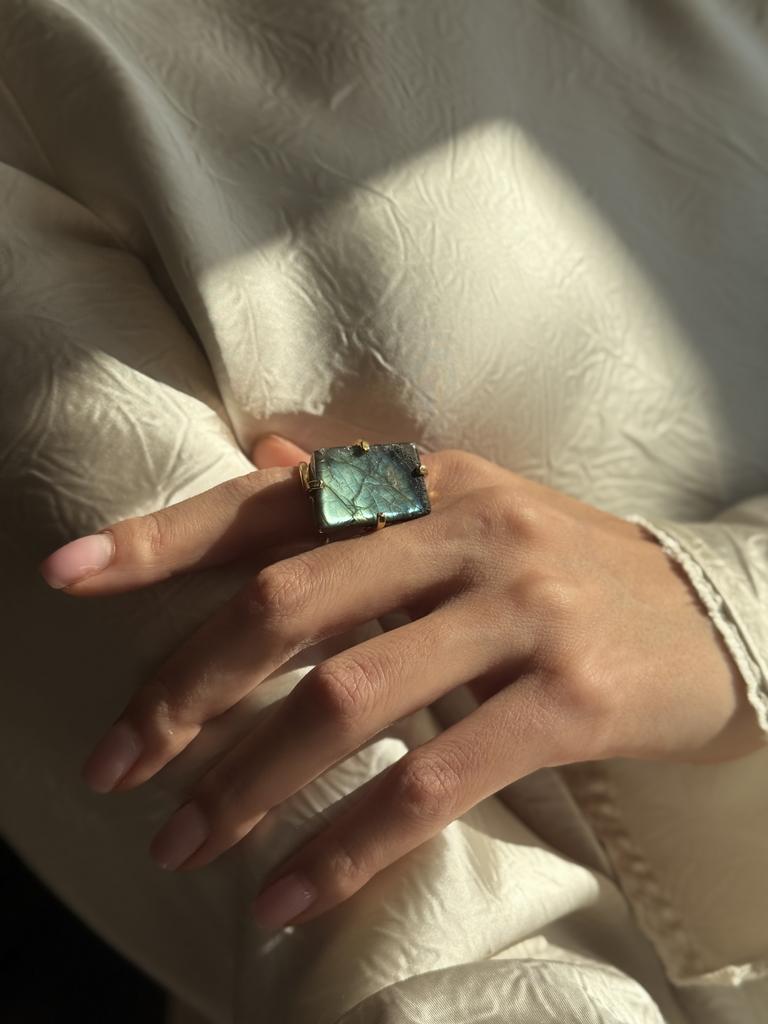 Кольцо с лабрадоритом