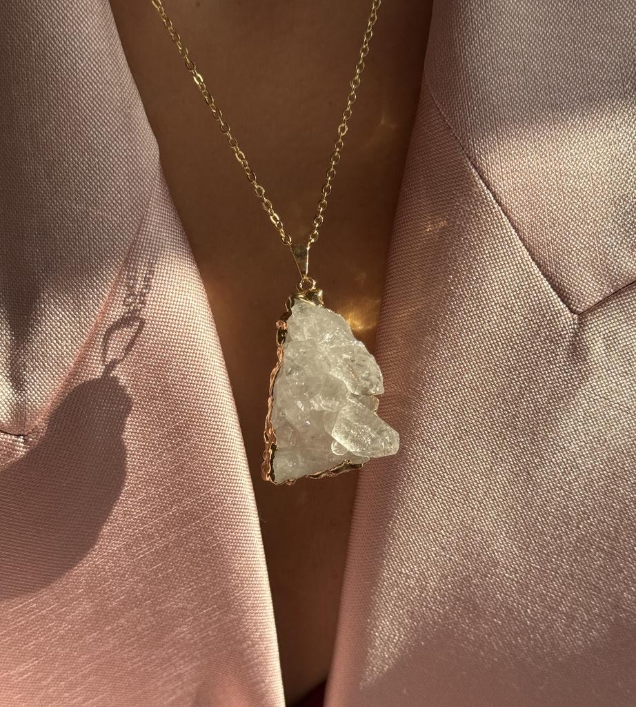 Подвеска с крупным горным хрусталем в обрамлении золота 24к