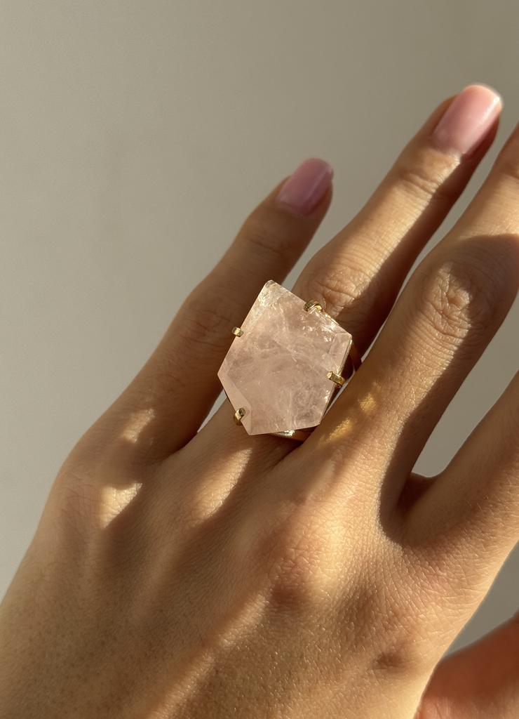 Кольцо с шлифованным розовым кварцем 18 - 21 размер