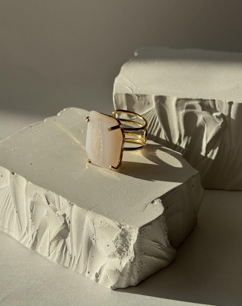 Кольцо с шлифованной жеодой агата