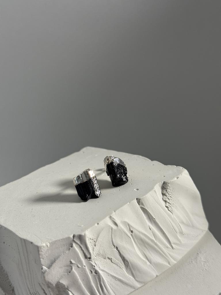 Серьги с черным турмалином в обрамлении серебра