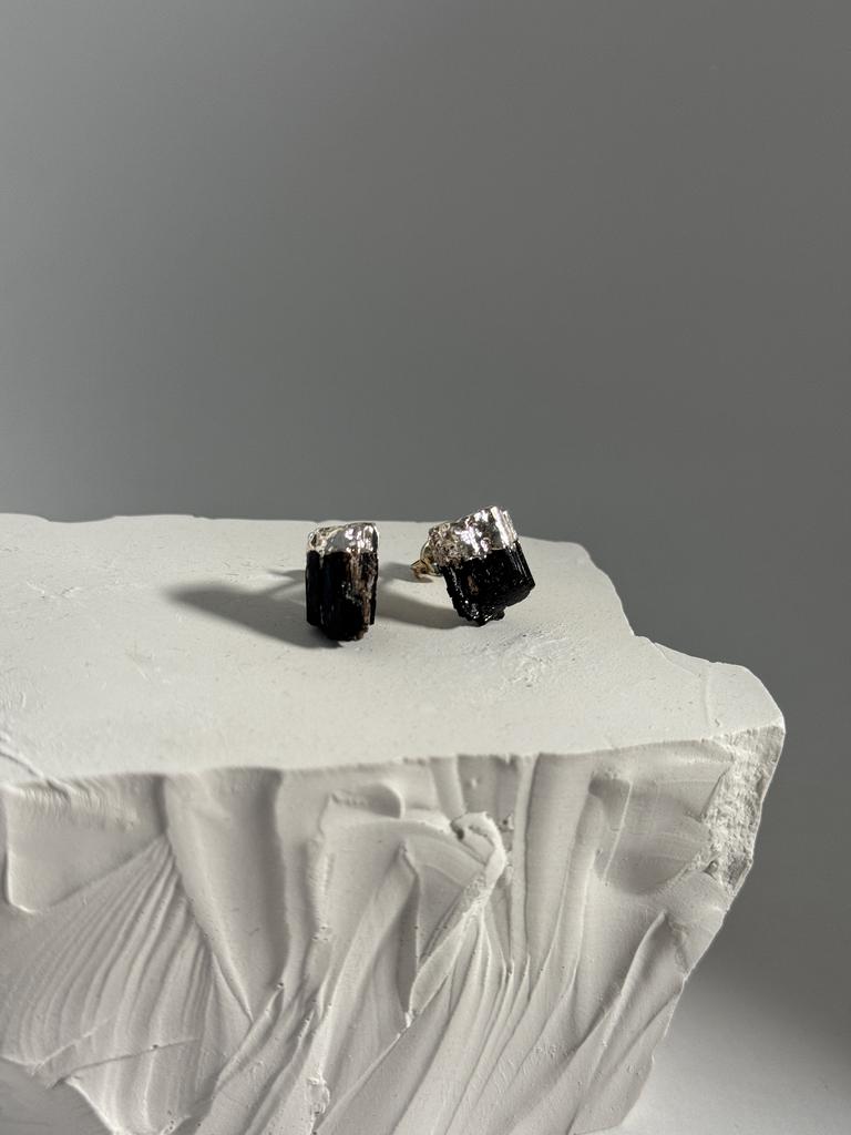 Серьги с черным турмалином в обрамлении серебра