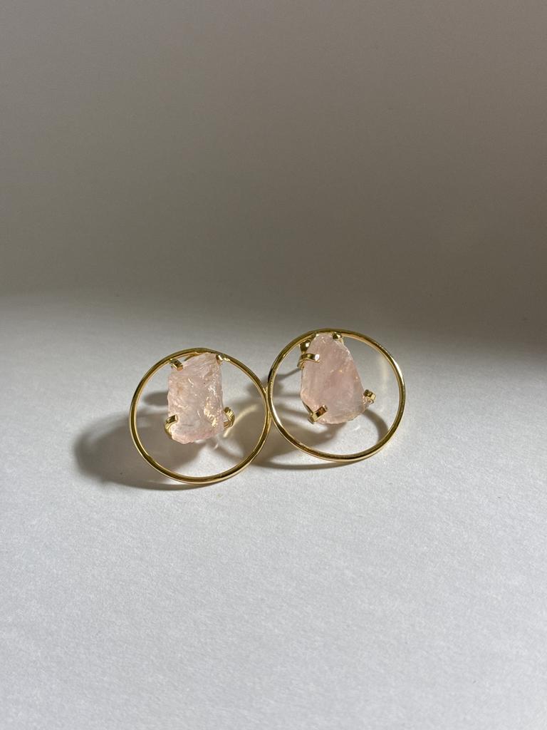 Асимметричные пусеты с розовым кварцем