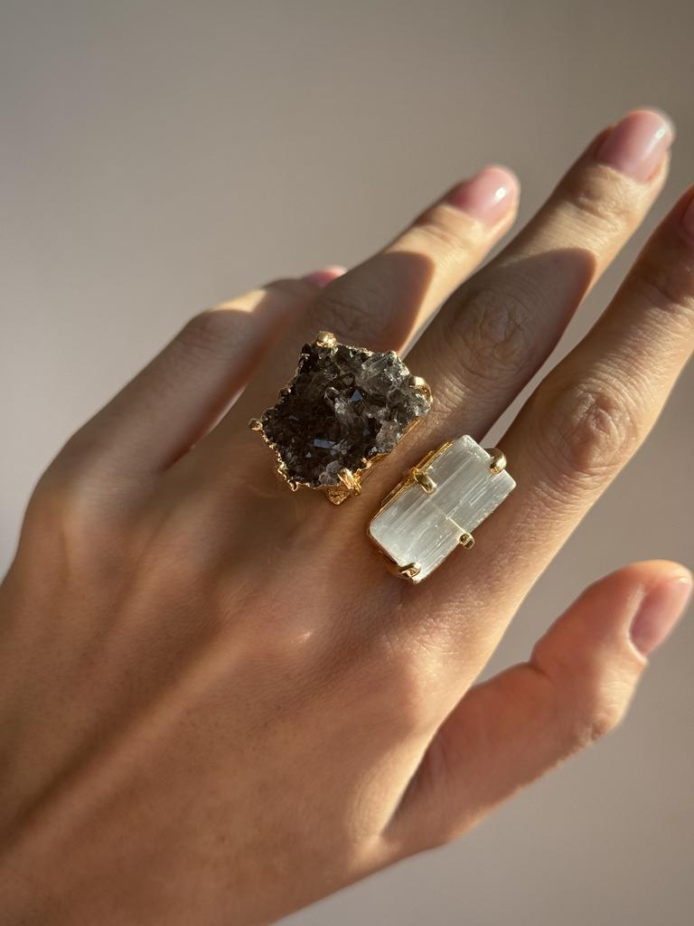 Кольцо кафф с раухтопазом и селенитом в обрамлении золота 24к