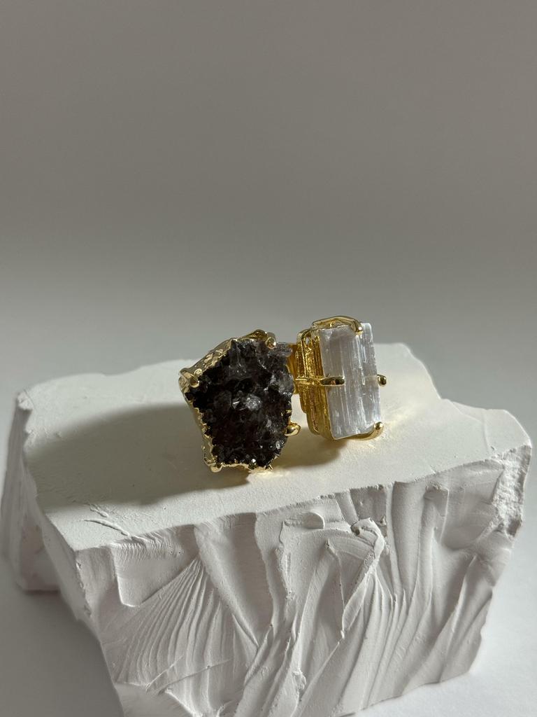 Кольцо кафф с раухтопазом и селенитом в обрамлении золота 24к